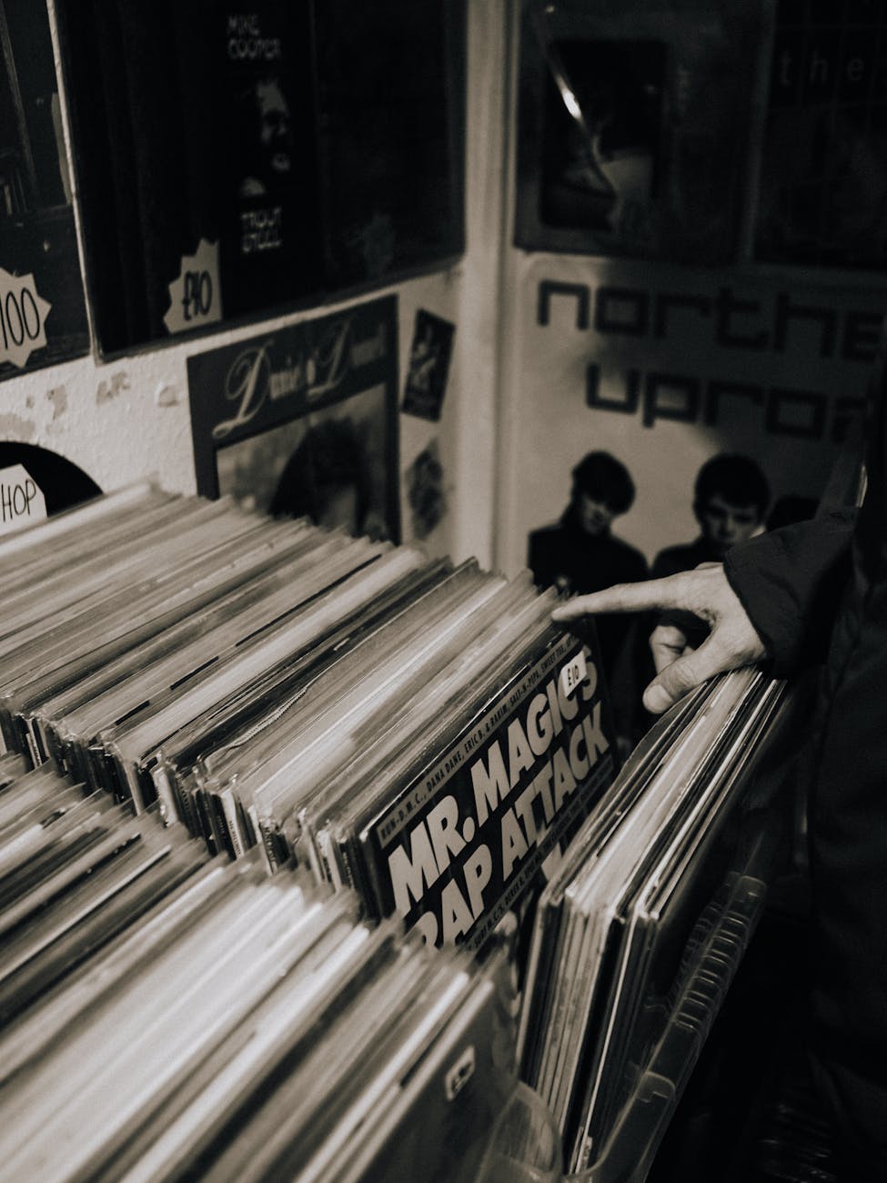 Os 10 discos que moldaram o rap nacional: uma jornada pela história, impacto e identidade do gênero no Brasil