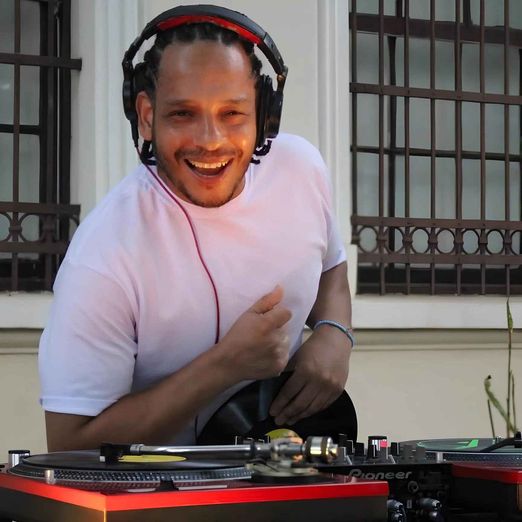DJ Clebersom: A Magia do Vinil na Música Brasileira
